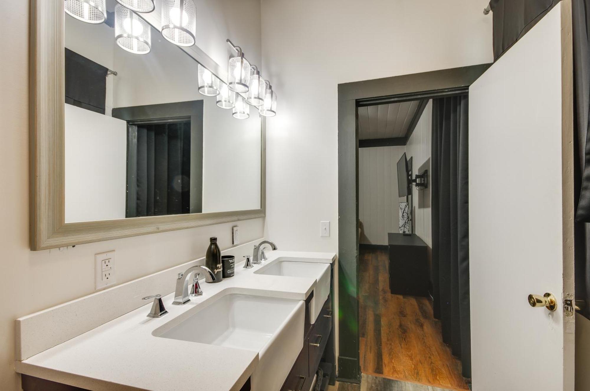 Modern Greenwood Studio Less Than 1 Mi To Downtown! Bagian luar foto