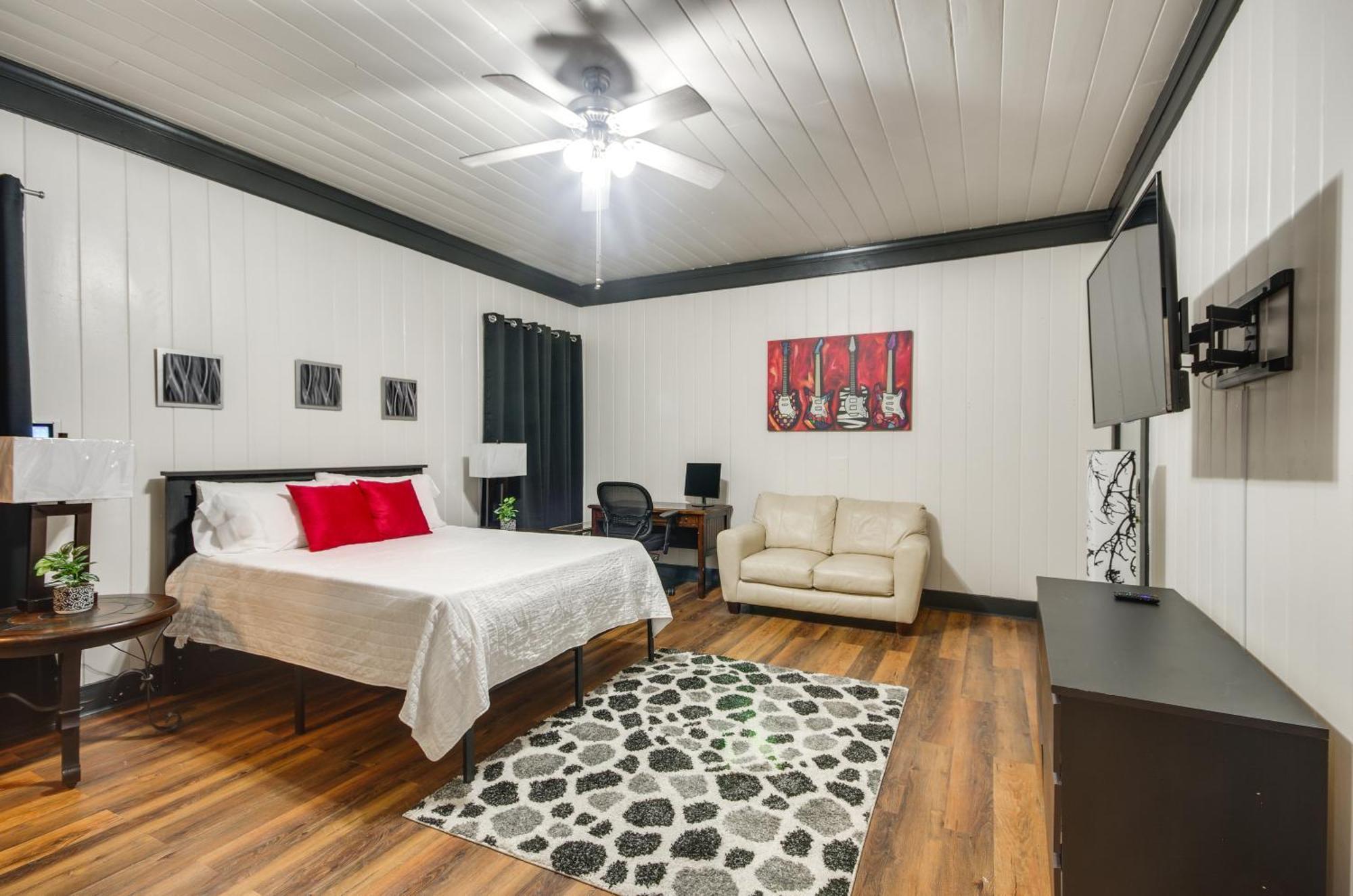 Modern Greenwood Studio Less Than 1 Mi To Downtown! Bagian luar foto