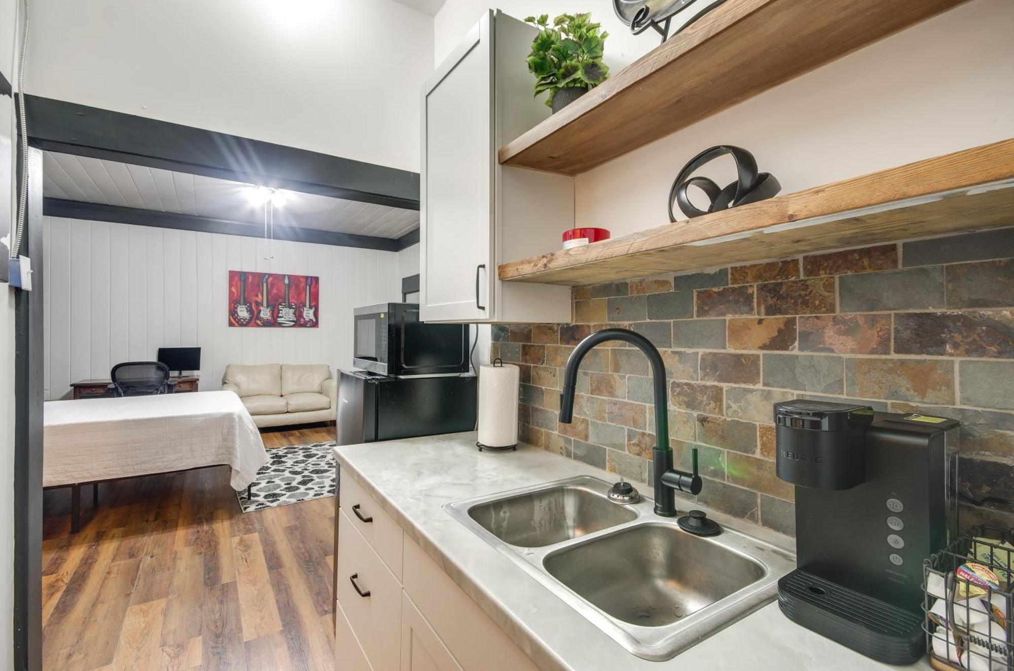 Modern Greenwood Studio Less Than 1 Mi To Downtown! Bagian luar foto