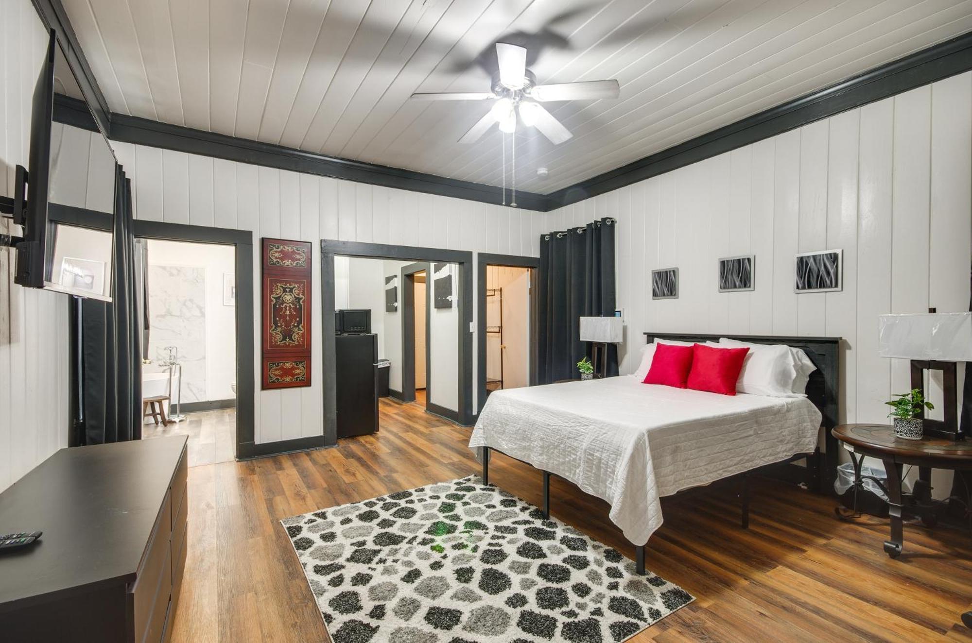 Modern Greenwood Studio Less Than 1 Mi To Downtown! Bagian luar foto
